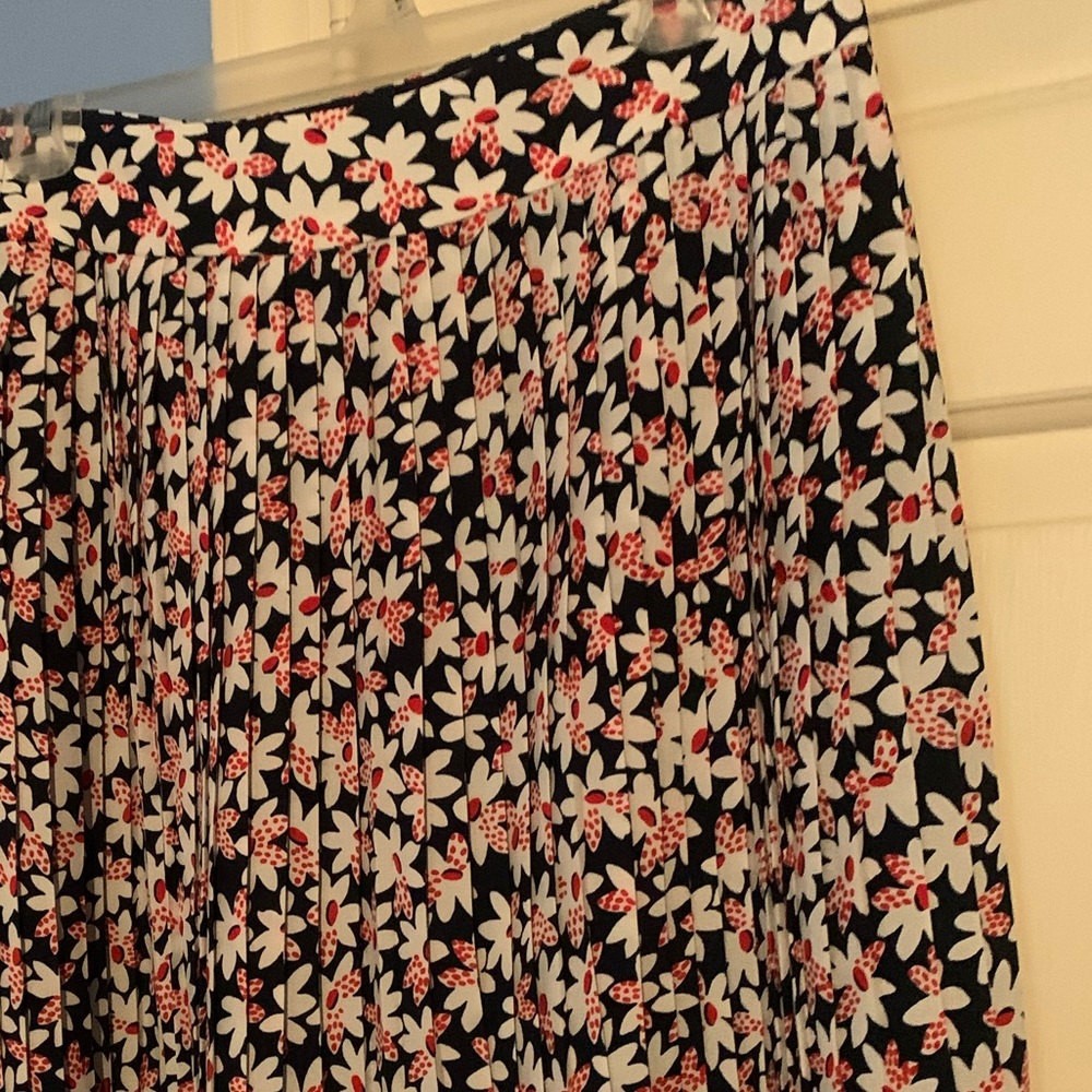Light spring/summer office skirt. Can also work as a casual skirt. Very fun
